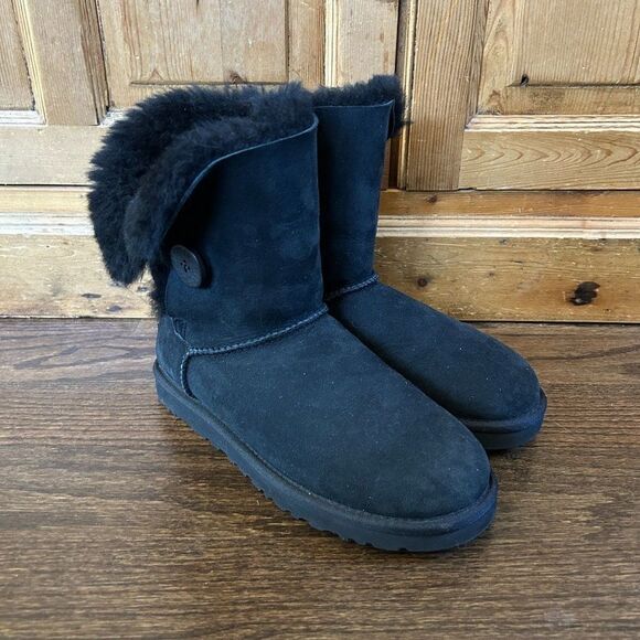 Women's UGG Australia‎ 8 Black Short Calf Boots Bailey Button Warm Cozy Classic - Picture 1 of 11